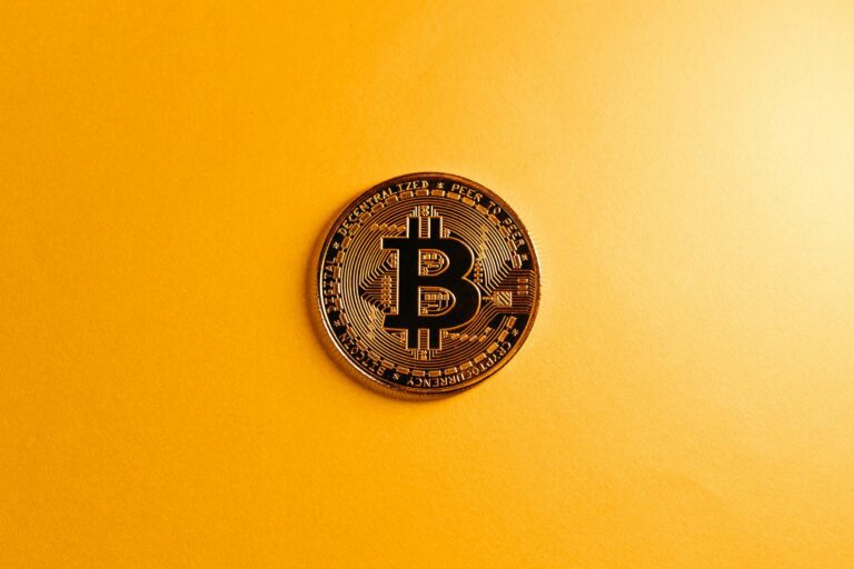 Bitcoin despenca Para US$ 83 Mil, Menor Preço em 2 Meses: Entenda a Queda Generalizada que Atinge Criptos, Ouro e Ações da Microsoft